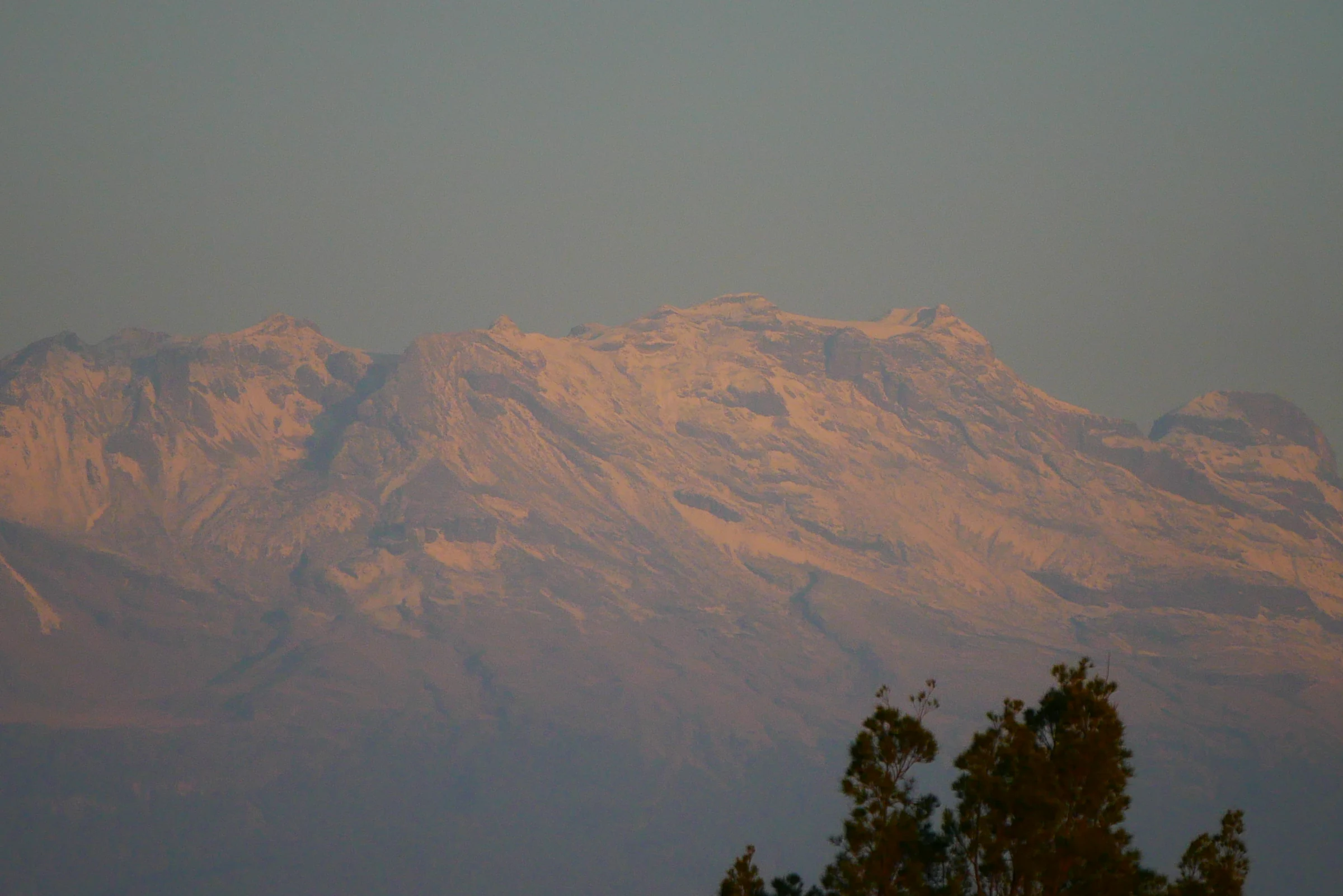 Iztaccíhuatl al amanecer visto desde Puebla