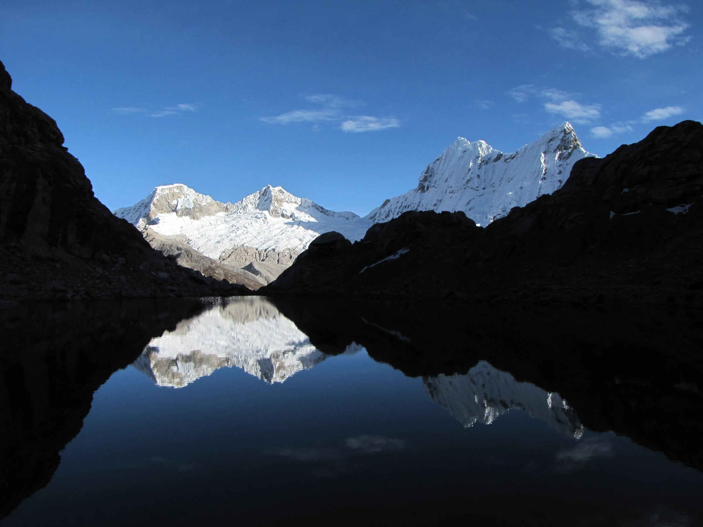 Reflejo de Pisco y Chacraraju desde el campamento de Yanapaccha