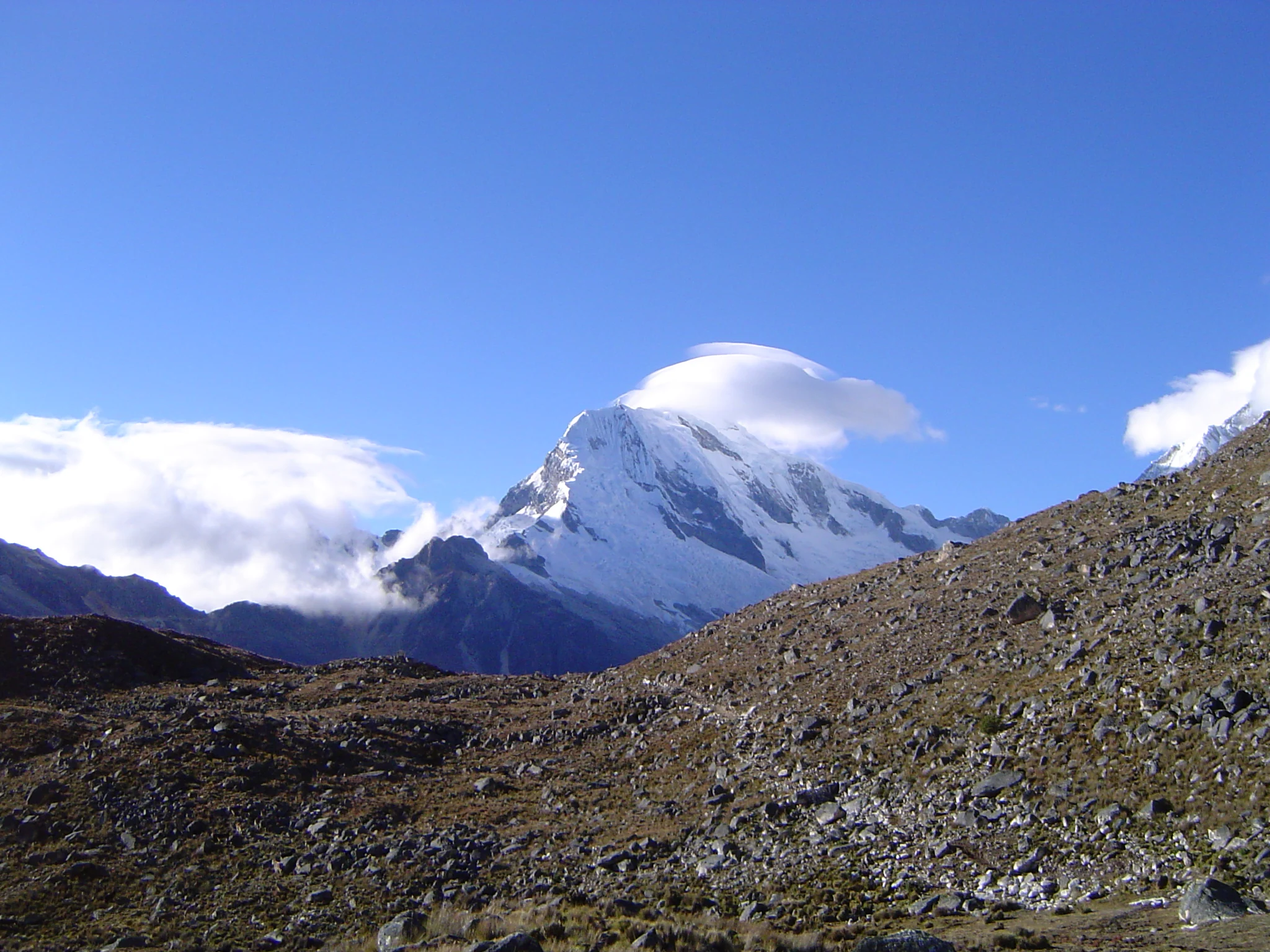 Nevado de Pisco bajo las nubes, Perú