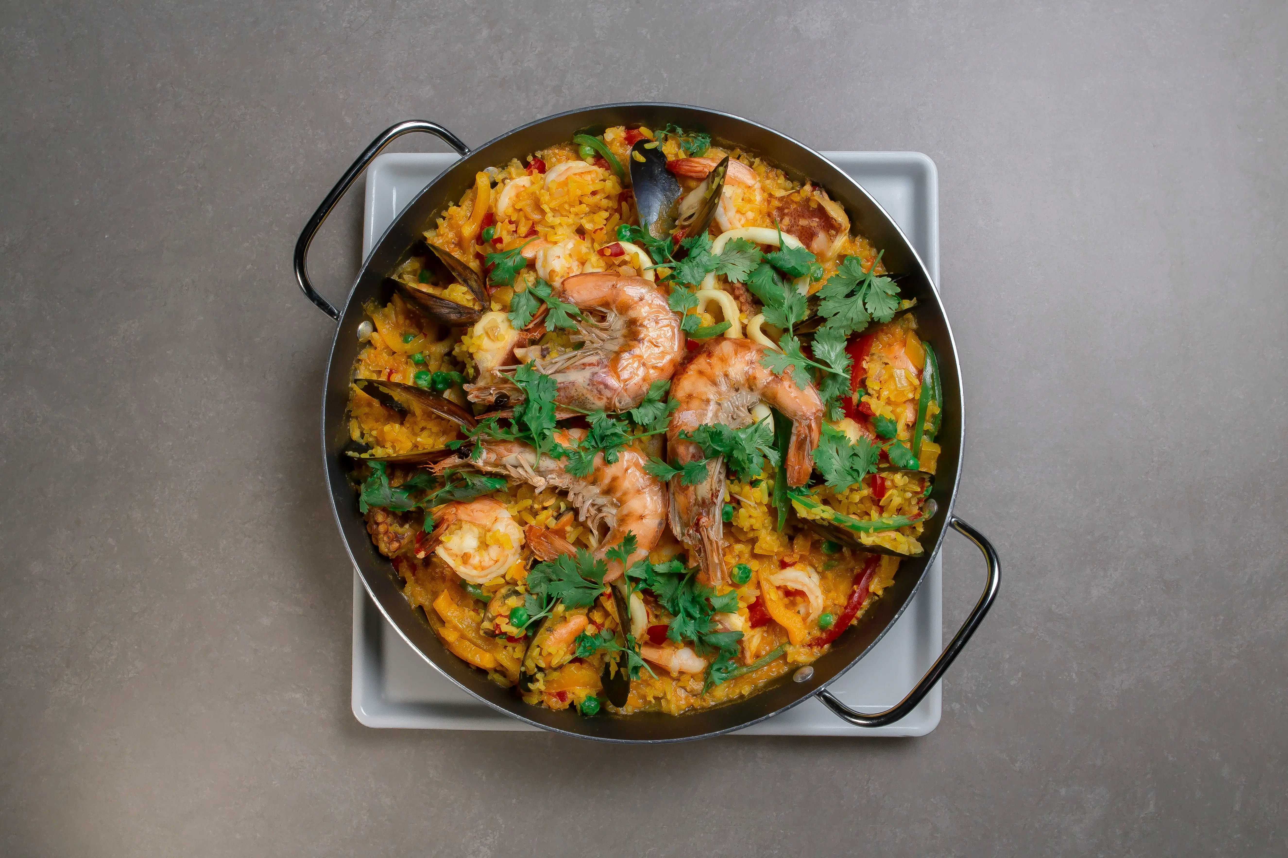 Paella de frutos do mar com camarões